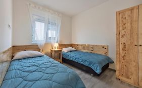 2 Bedroom Apartment Peroj